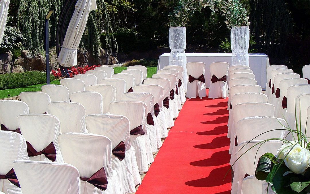 Chaises-alignées-pour-ceremonie-mariage