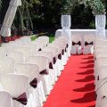 Chaises-alignées-pour-ceremonie-mariage